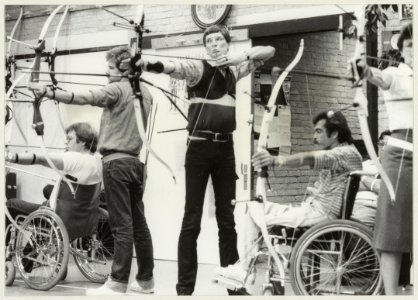 Boogschutters van de Zandvoortse sportclub Unicum '73 op de handboogschietbaan. NL-HlmNHA 54013132
