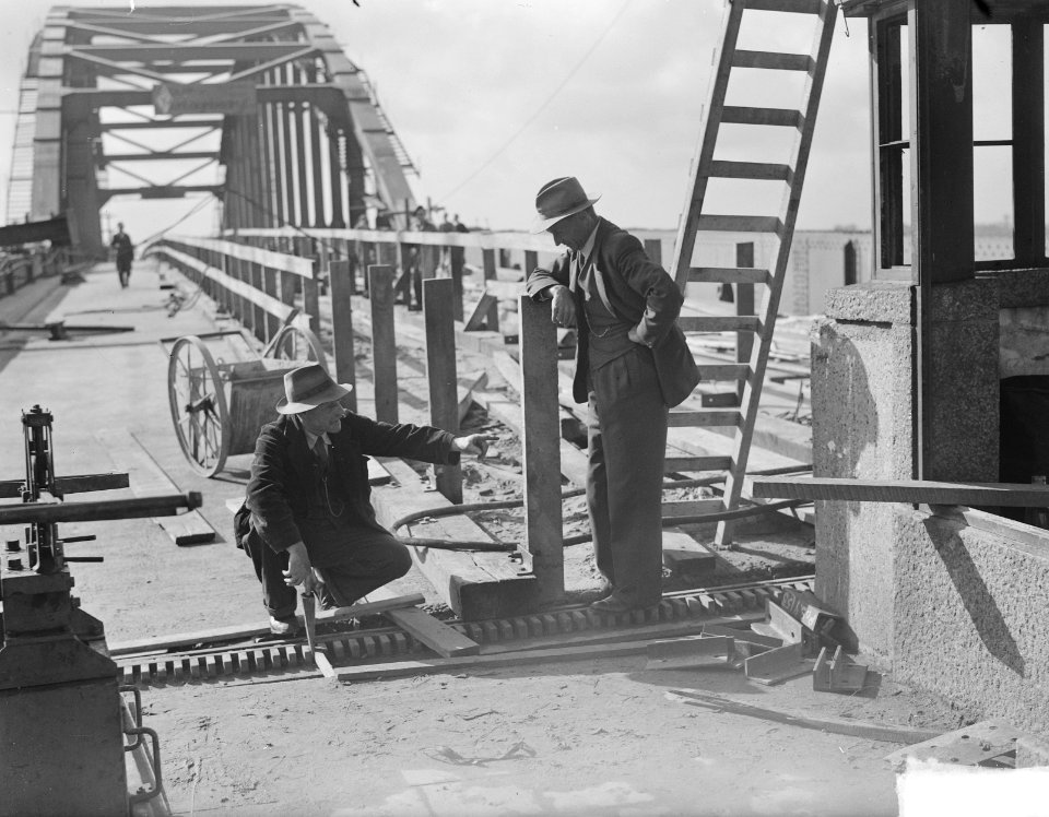 Boogbrug Arnhem Rijnbrug wordt verrold, Bestanddeelnr 903-6532