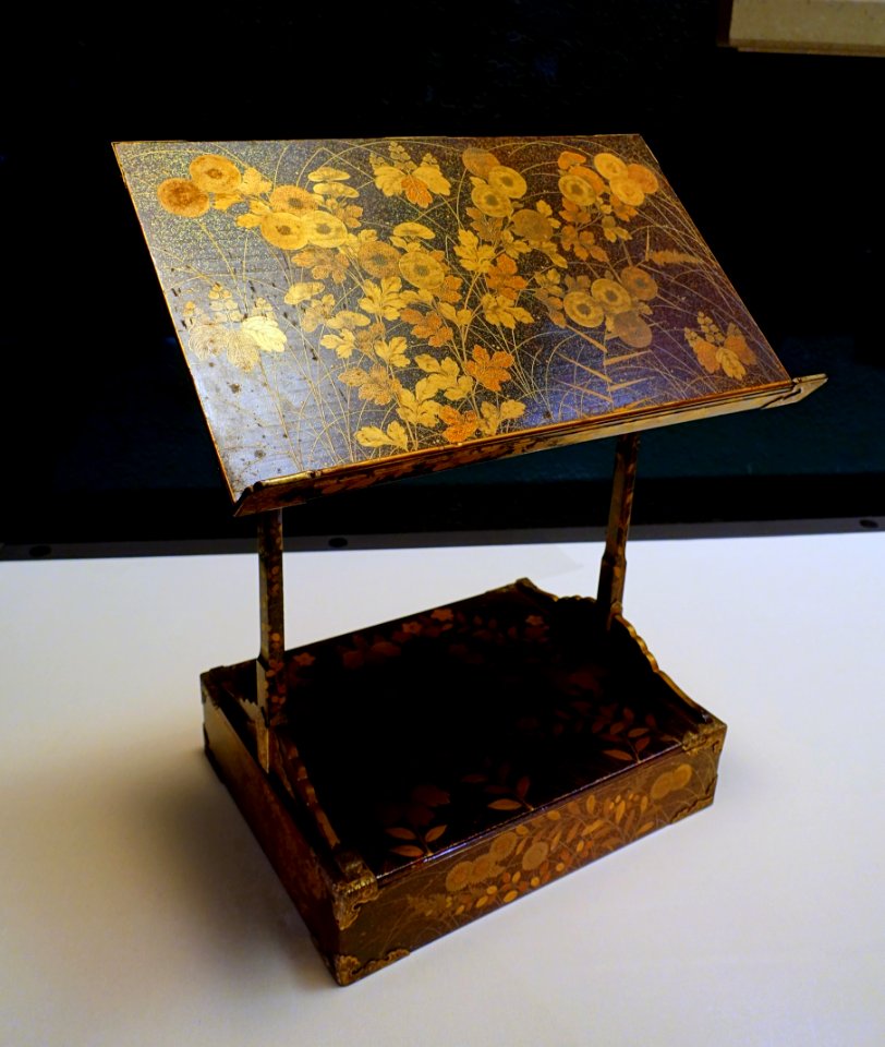 Book stand with autumn grass design, Azuchi-Momoyama to Edo period, 1500s-1600s AD, maki-e lacquer - Tokyo National Museum - Ueno Park, Tokyo, Japan - DSC08746