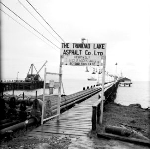 Bord met het opschrift The Lake Trinidad Asphalt Co. Ltd. bij de kade van de asf, Bestanddeelnr 252-5371