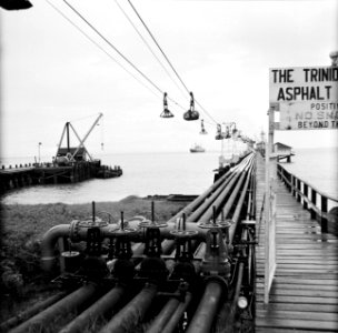 Bord met het opschrift The Lake Trinidad Asphalt Co. Ltd. bij de kade van de asf, Bestanddeelnr 252-5372