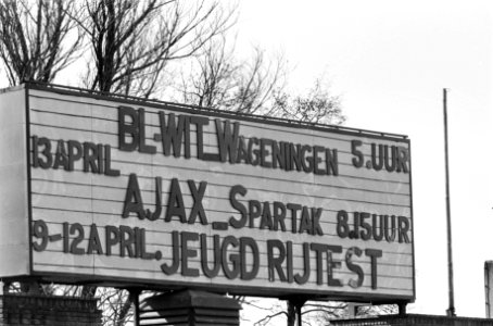 Bord op Olympisch Stadion, dat Ajax tegen Spartak aankondigd, Bestanddeelnr 922-2816