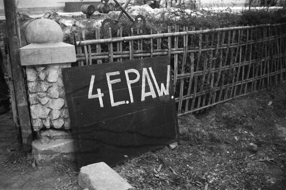 Bord met opschrift 4 E.PAW (4e Eskadron Pantserwagens) voor een hek, Bestanddeelnr 336-5-1