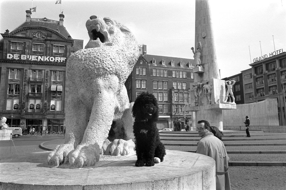 Borden op Nationaal Monument op Dam A'dam tegen het zitten enzovoort op Monument, Bestanddeelnr 923-4226