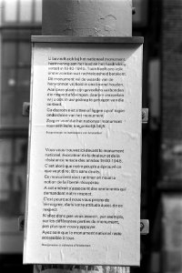 Borden op Nationaal Monument op de Dam te Amsterdam tegen het zitten enzovoort o, Bestanddeelnr 923-4224