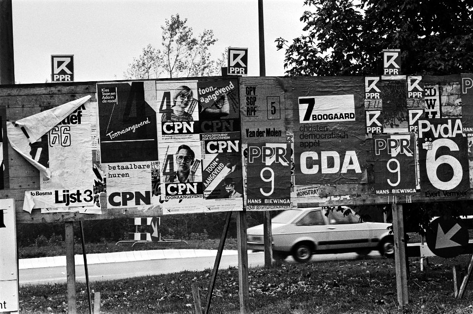 Borden met affiches voor de gemeenteraadsverkiezingen in Lelystad, o.a. van de p, Bestanddeelnr 930-5152