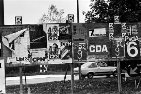 Borden met affiches voor de gemeenteraadsverkiezingen in Lelystad, o.a. van de p, Bestanddeelnr 930-5152