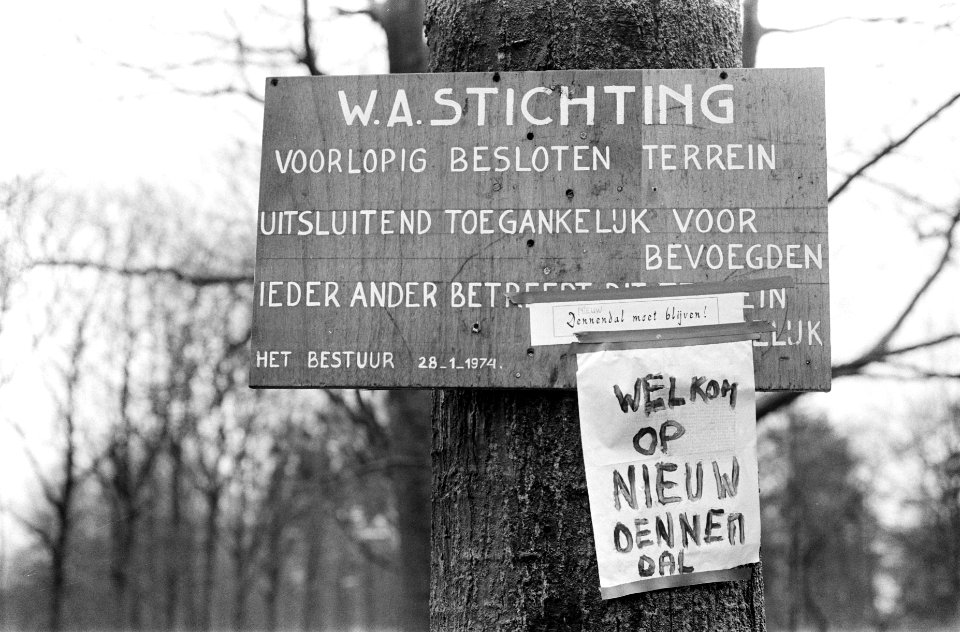 Bord op het terrein van de Willem Arntzstichting, waaraan een papier met 'welkom, Bestanddeelnr 926-9721
