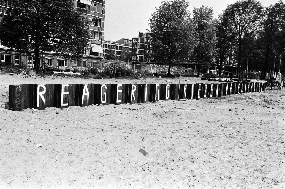 Borden i.v.m. verkiezingen twee juni a.s. op Damwand op Waterlooplein beschreve, Bestanddeelnr 932-1658