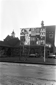 Bord met verkiezingsposters voor het station, Bestanddeelnr 924-3595