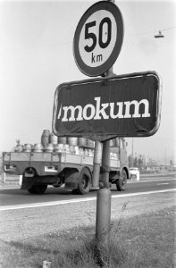 Borden Amsterdam overplakt met de naam Mokum, het bord aa de Utrechtseweg, Bestanddeelnr 915-2362