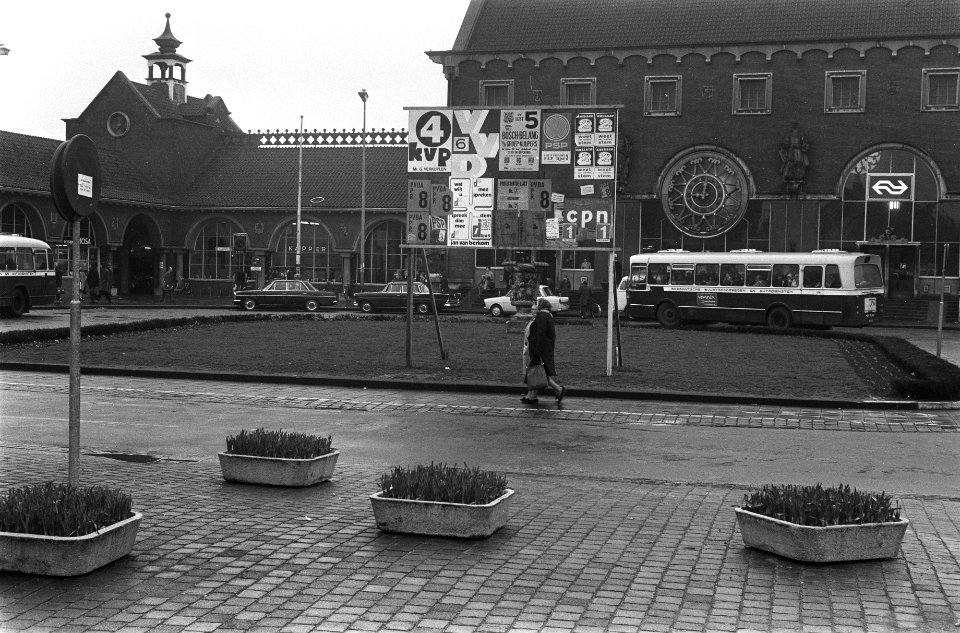 Bord met verkiezingsposters voor het station, Bestanddeelnr 924-3594