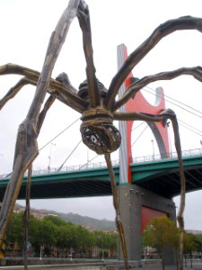 Bilbao - Guggenheim, Maman (Louise Bourgeois); al fondo, el Puente de La Salve