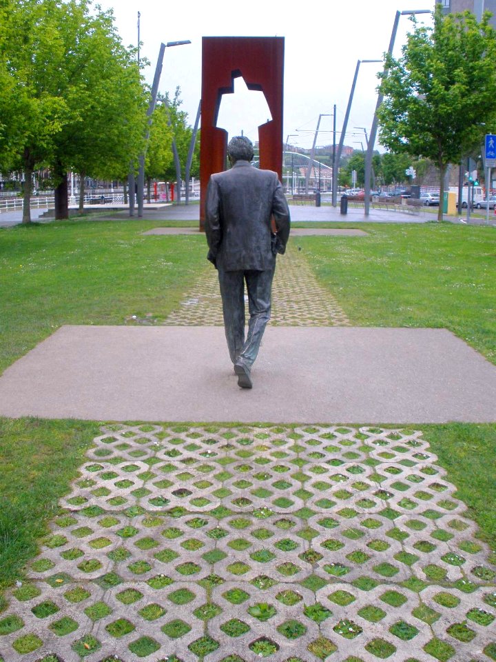 Bilbao - Muelle Campa de los Ingleses, monumento a Ramón Rubial 01
