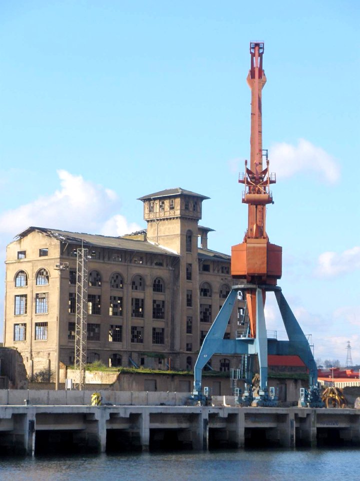 Bilbao - Muelle de Zorrotza y edificio de Molinos Vascos 1