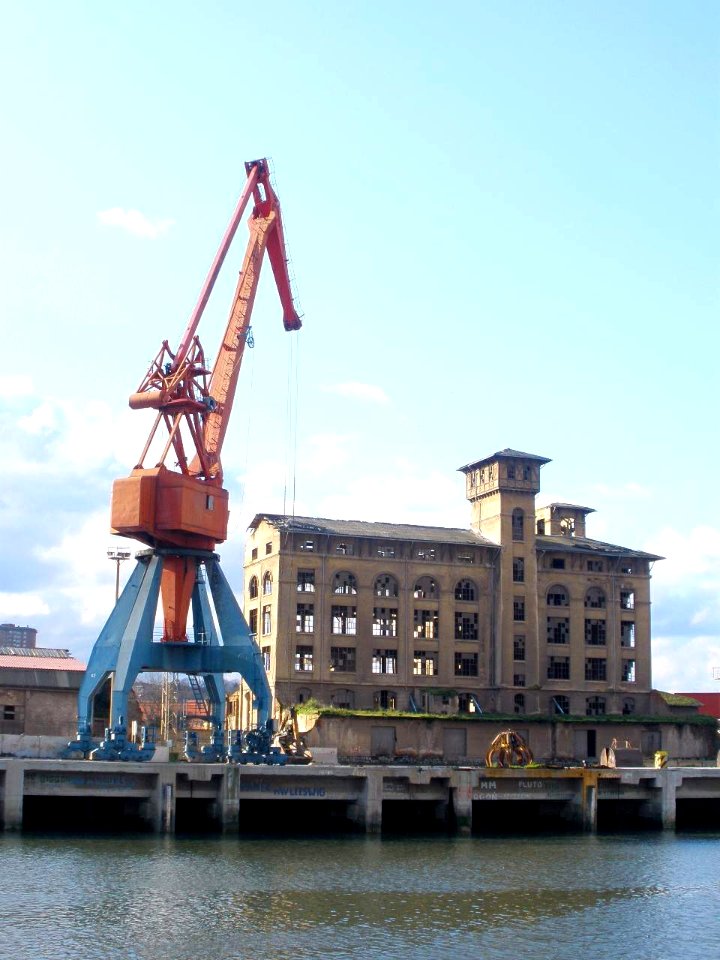 Bilbao - Muelle de Zorrotza y edificio de Molinos Vascos 2