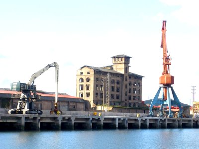 Bilbao - Muelle de Zorrotza y edificio de Molinos Vascos 3