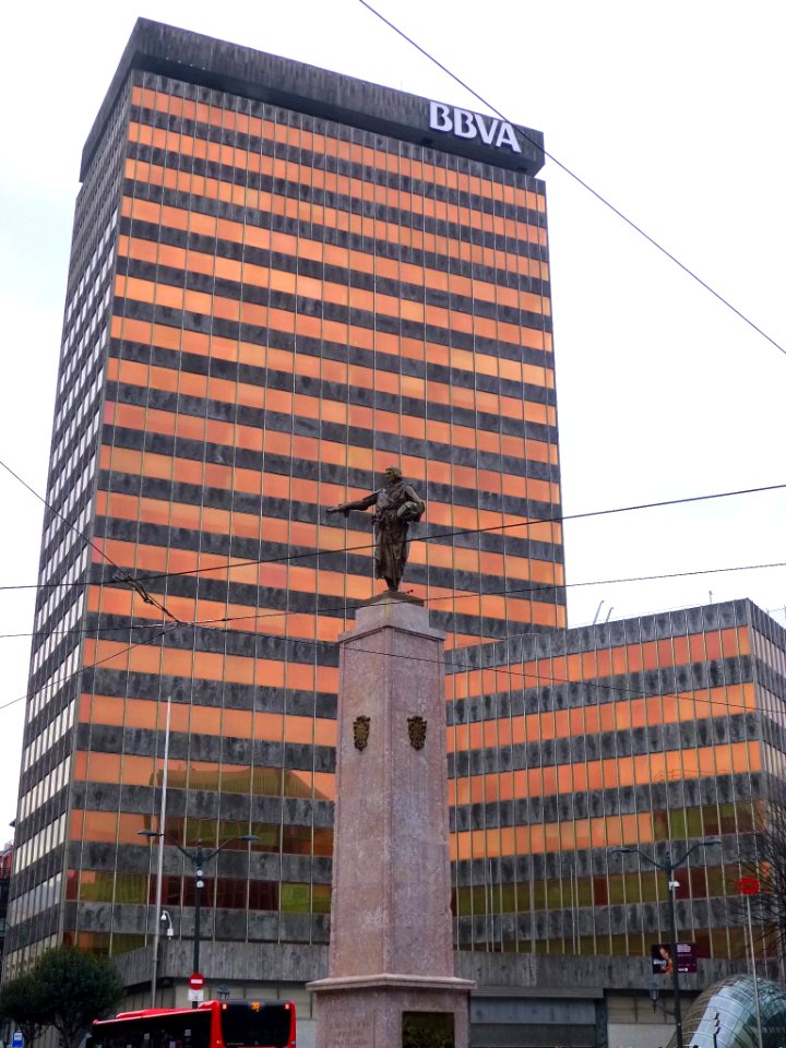 Bilbao - Torre Banco de Vizcaya y Monumento a Don Diego López de Haro 1