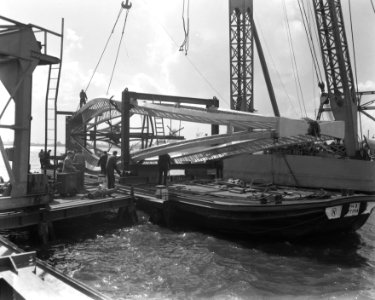 Bijenkorf-monument van Naum Gabo . De constructie wordt met een drijvende blok o, Bestanddeelnr 908-5686