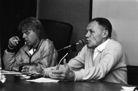 Bijeenkomst trainers betaald voetbal bondsmanager Rinus Michels (r) en bondscoa, Bestanddeelnr 933-4164