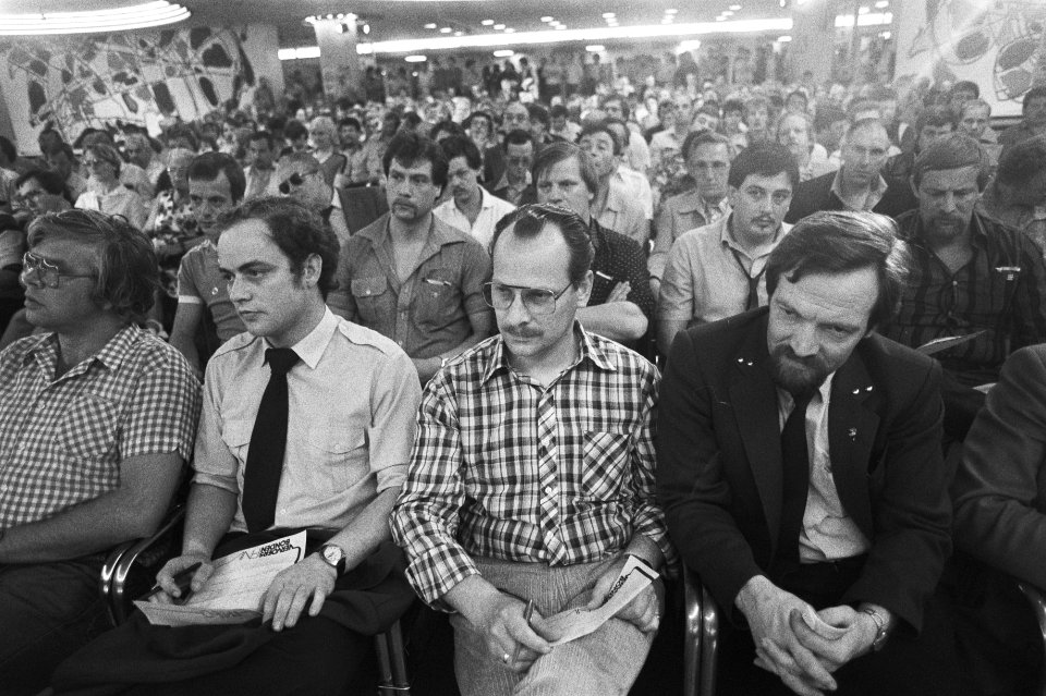 Bijeenkomst stakende HTM-medewerkers in het Congresgebouw om te praten over voor, Bestanddeelnr 931-4970