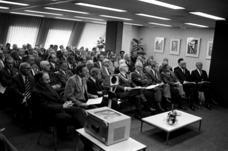 Bijeenkomst ter gelegenheid van de opening op de eerste rij in het midden burge, Bestanddeelnr 927-9924