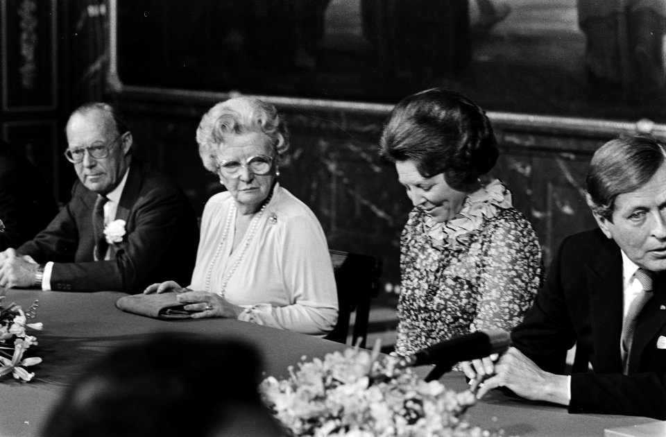 Bijeenkomst voor de abdicatie in Paleis Op de Dam, Bestanddeelnr 930-9422