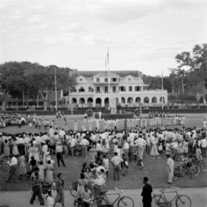 Bijeenkomst voor het paleis van de gouverneur op het Gouvernementsplein in Param, Bestanddeelnr 252-4403