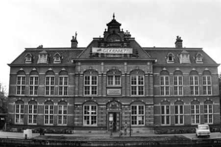 Bijgebouw van bejaardencentrum Amstelhof gekraakt door groep jongeren, het gek, Bestanddeelnr 931-0730