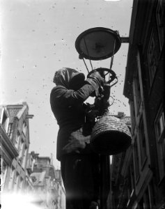 Bijenkolonie in lantaarnpaal, Bestanddeelnr 902-8143
