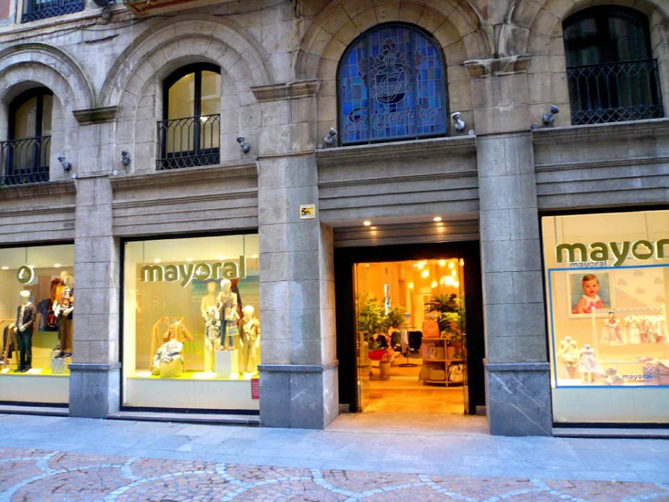 Bilbao - Tienda de Mayoral en la Calle Bidebarrieta