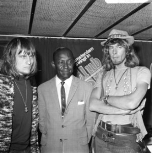 Bijeenkomst van Cuby and the Blizzards. Harry Muskee (links), Eddy Boyd (midden), Bestanddeelnr 921-4515