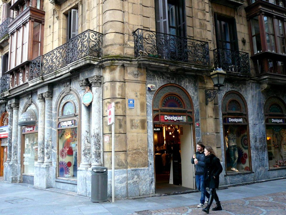 Bilbao - Tienda de Desigual en la calle Bidebarrieta 1