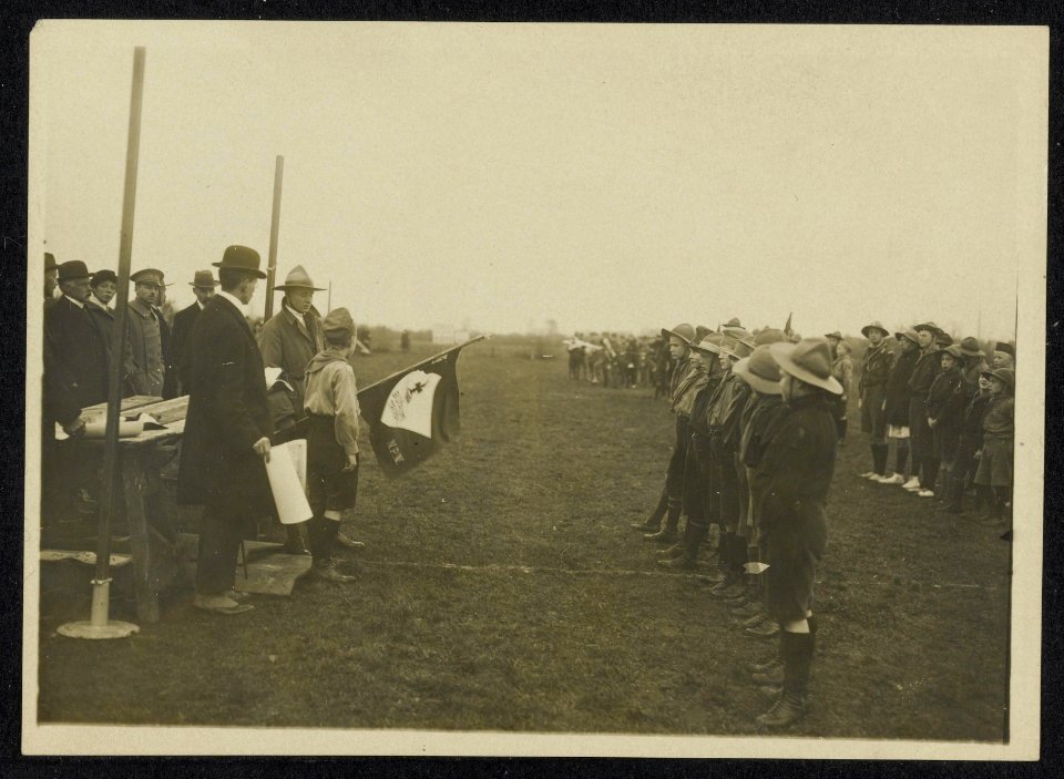 Bijeenkomst van de Nederlandse Padvinders Vereniging op een sportveld., Bestanddeelnr 158-1246