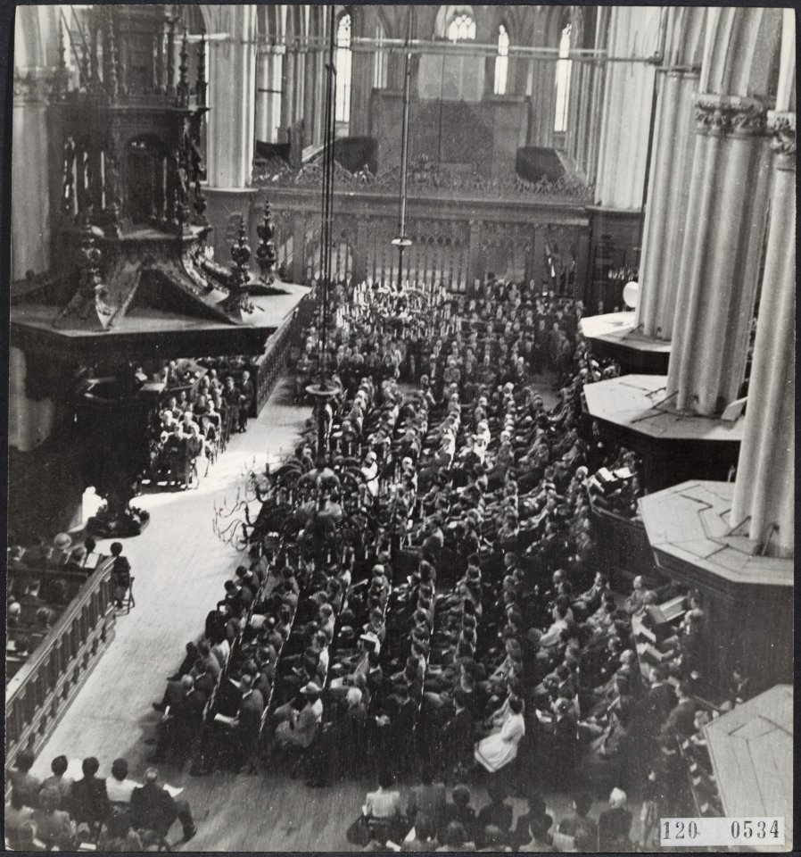 Bijeenkomst van illegale werkers in de Nieuwe Kerk in Amsterdam, Bestanddeelnr 120-0534