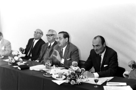 Bijeenkomst van NOS met pers in Hilversum nr. 9 v.l.n Enkelaar (hfd. dienst NO, Bestanddeelnr 922-4877