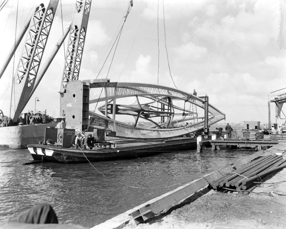 Bijenkorf-monument van Naum Gabo . De constructie wordt met een drijvende blok o, Bestanddeelnr 908-5685