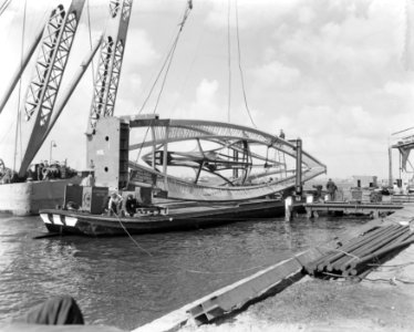 Bijenkorf-monument van Naum Gabo . De constructie wordt met een drijvende blok o, Bestanddeelnr 908-5685