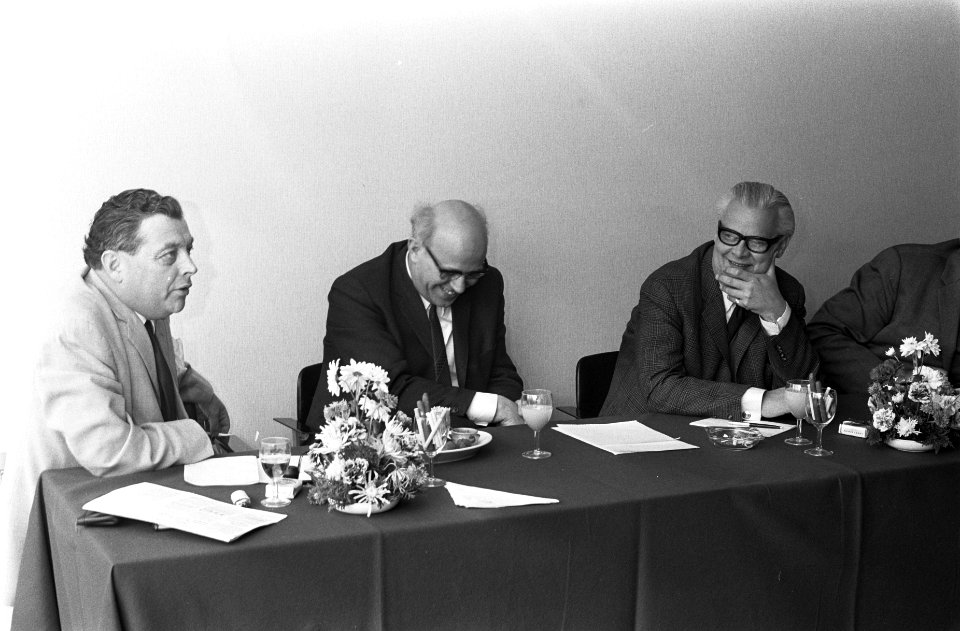 Bijeenkomst van NOS met pers in Hilversum derde van rechts Schuttenhelm, Bestanddeelnr 922-4876