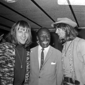 Bijeenkomst van Cuby and the Blizzards. Harry Muskee (links), Eddy Boyd (midden), Bestanddeelnr 921-4513