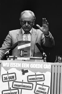 Bijeenkomst stakers Bouwbond FNV in RAI voorzitter Bouwbond FNV Bram Buys houdt, Bestanddeelnr 933-3297