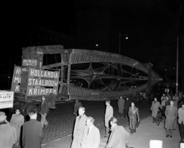 Bijenkorf-monument van Naum Gabo . Nachtelijk transport in Rotterdam, Bestanddeelnr 908-5689