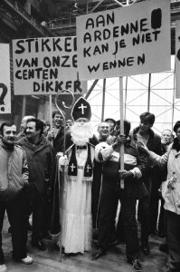 Bijeenkomsten, dokken, bedrijfssluitingen, medewerkers, spandoeken, Bestanddeelnr 932-4307