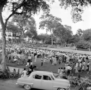 Bijeenkomst voor het paleis van de gouverneur op het Gouvernementsplein in Param, Bestanddeelnr 252-4408