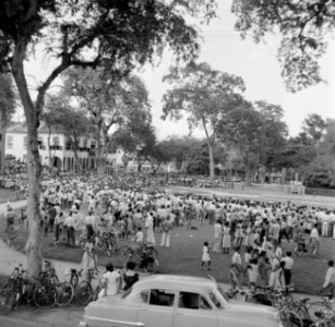 Bijeenkomst voor het paleis van de gouverneur op het Gouvernementsplein in Param, Bestanddeelnr 252-4409