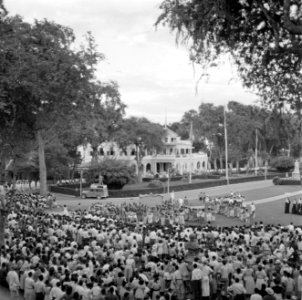Bijeenkomst voor het paleis van de gouverneur op het Gouvernementsplein in Param, Bestanddeelnr 252-4406