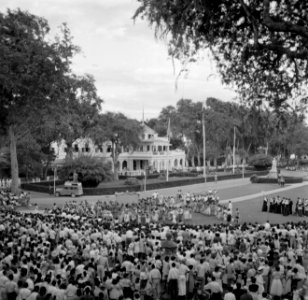 Bijeenkomst voor het paleis van de gouverneur op het Gouvernementsplein in Param, Bestanddeelnr 252-4405