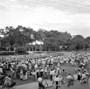 Bijeenkomst voor het paleis van de gouverneur op het Gouvernementsplein in Param, Bestanddeelnr 252-4404