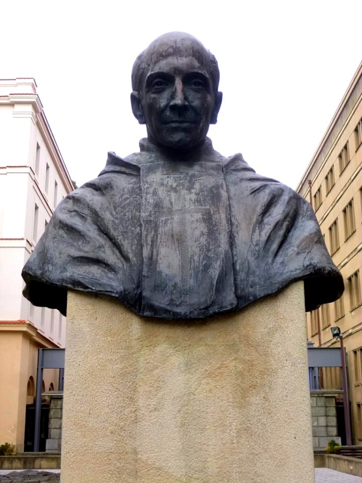 Bilbao - Universidad de Deusto, Monumento a Pedro Arrupe