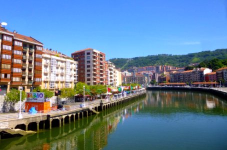Bilbao - Vista de la Ría desde el Puente del Arenal